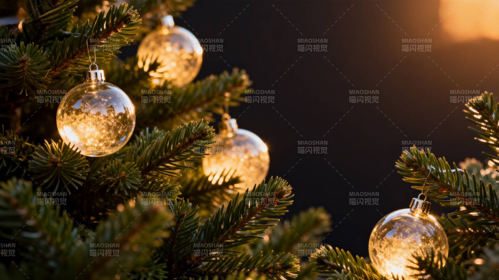 圣诞树上的金色装饰球图片