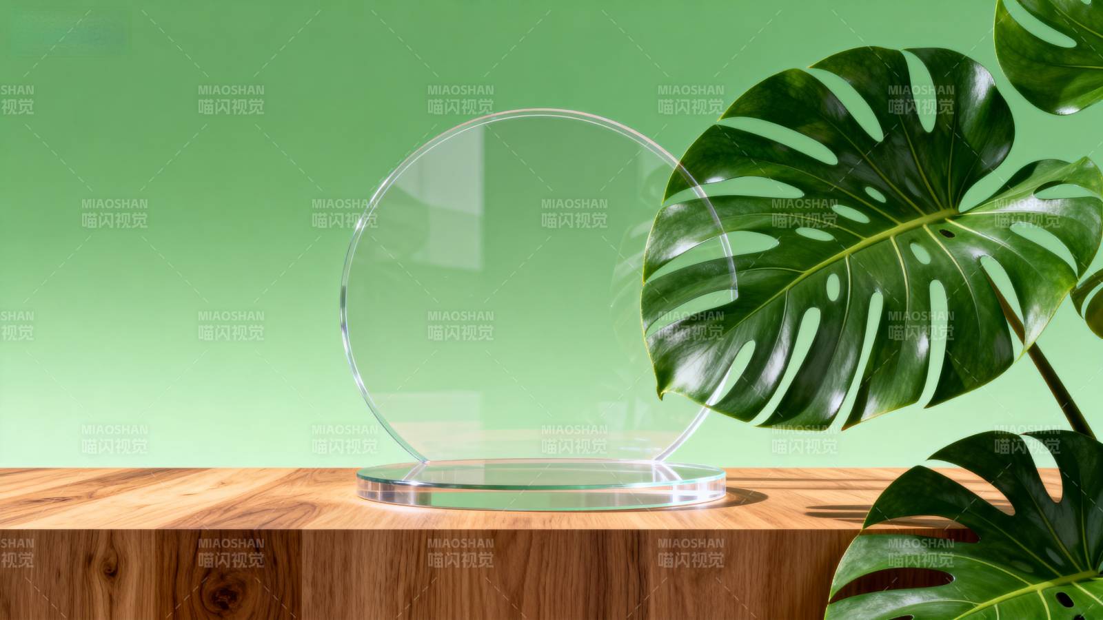 绿叶映衬透明奖杯图片