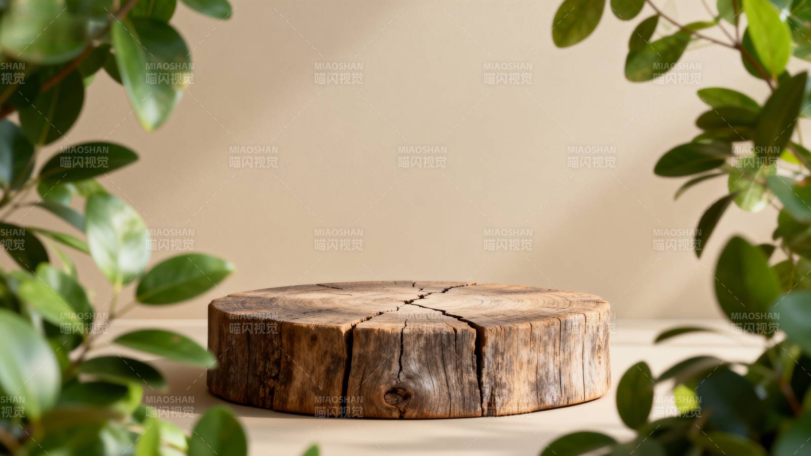 自然木台绿意环绕图片