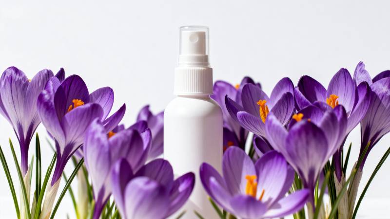 紫花旁的喷雾瓶图片