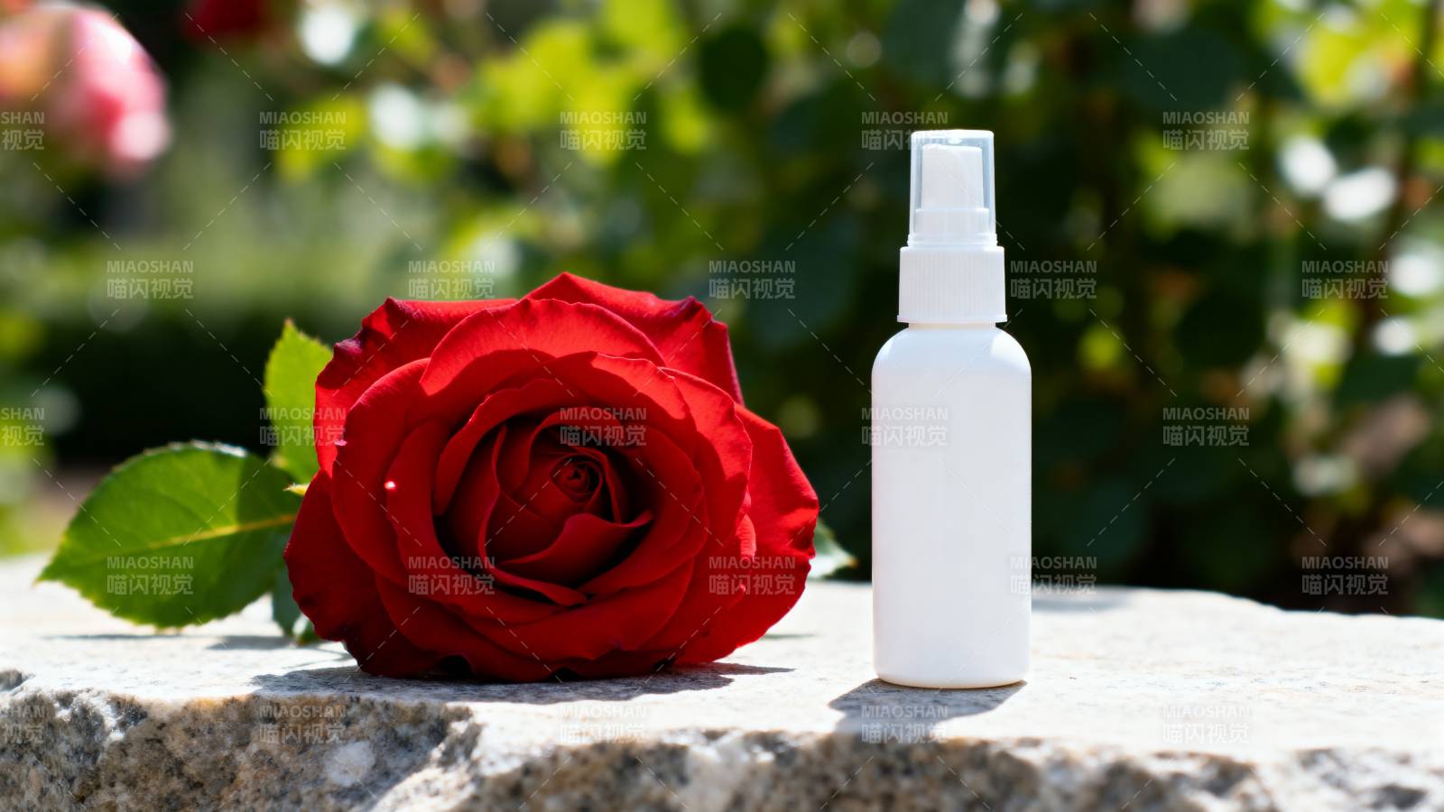 玫瑰与喷雾瓶图片