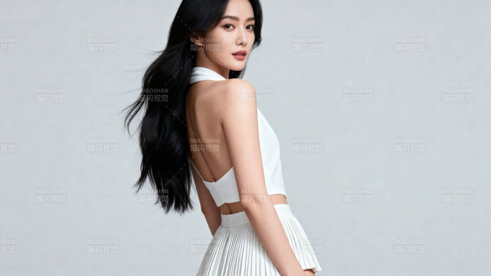 优雅白裙美人侧影图片