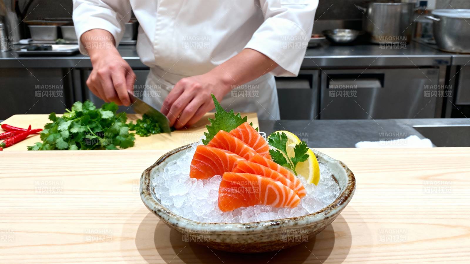 三文鱼刺身拼盘图片