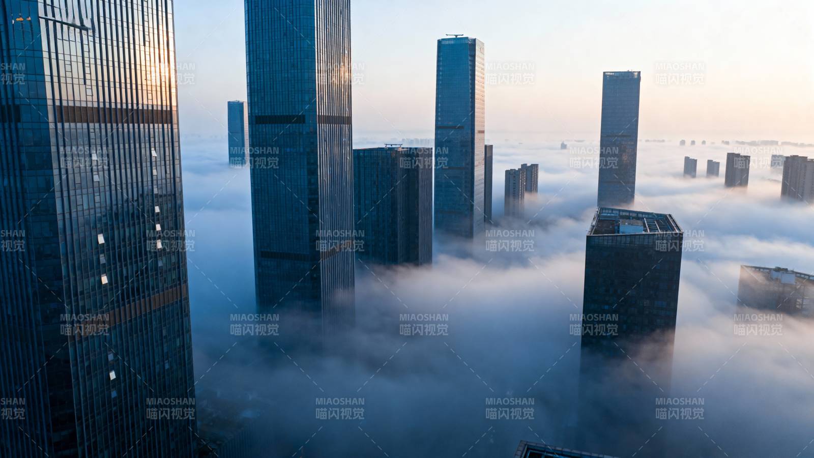 云海中的摩天楼群图片