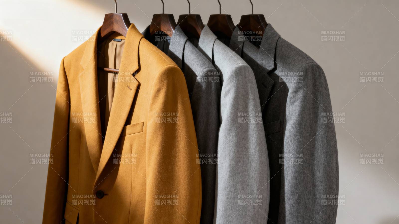 三色西装挂架展示图片