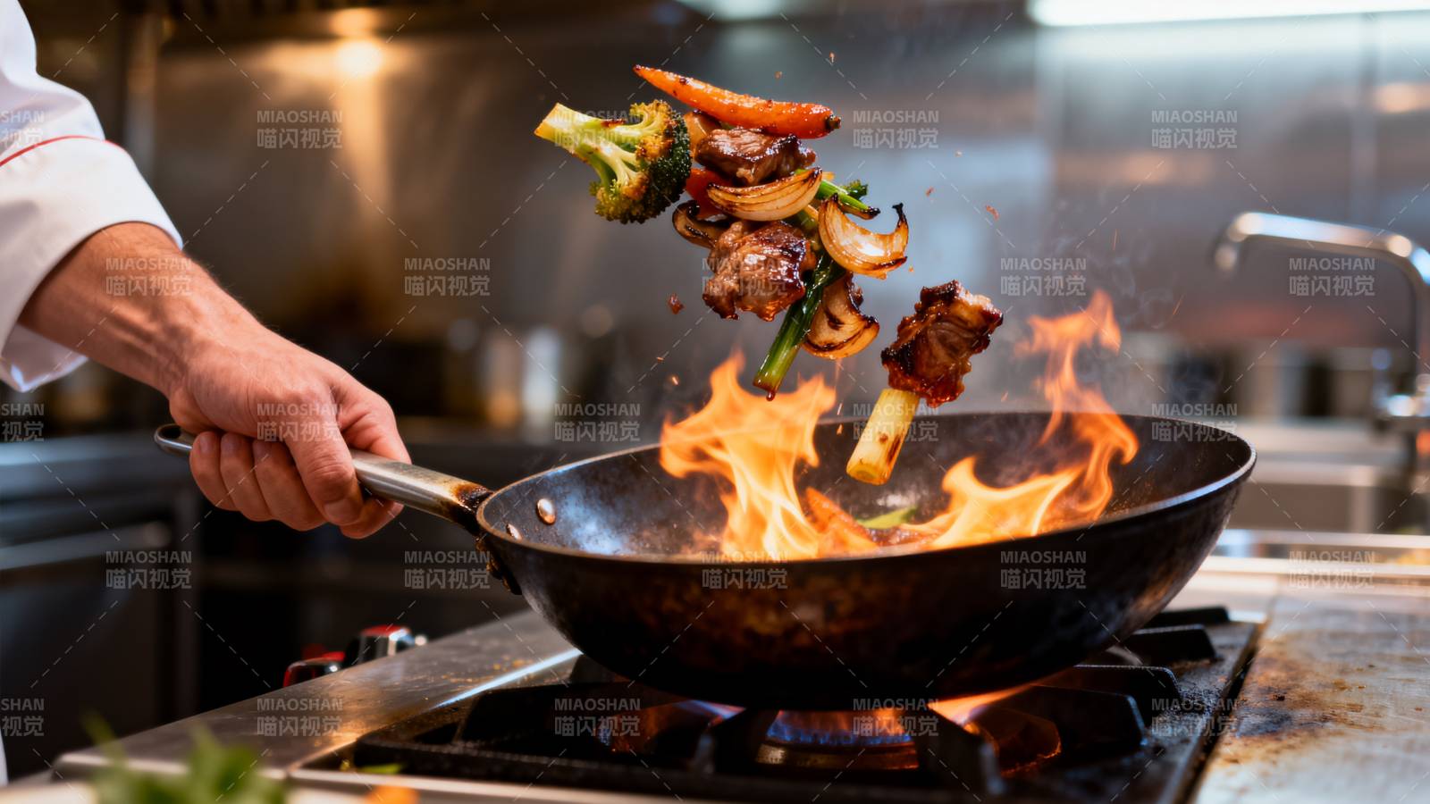 火焰翻炒美味佳肴图片