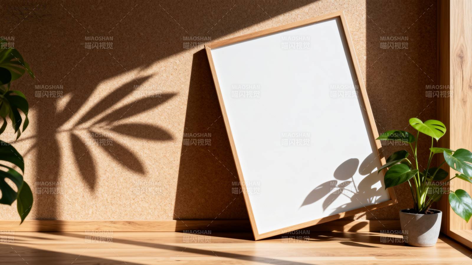 光影下的空白画框图片