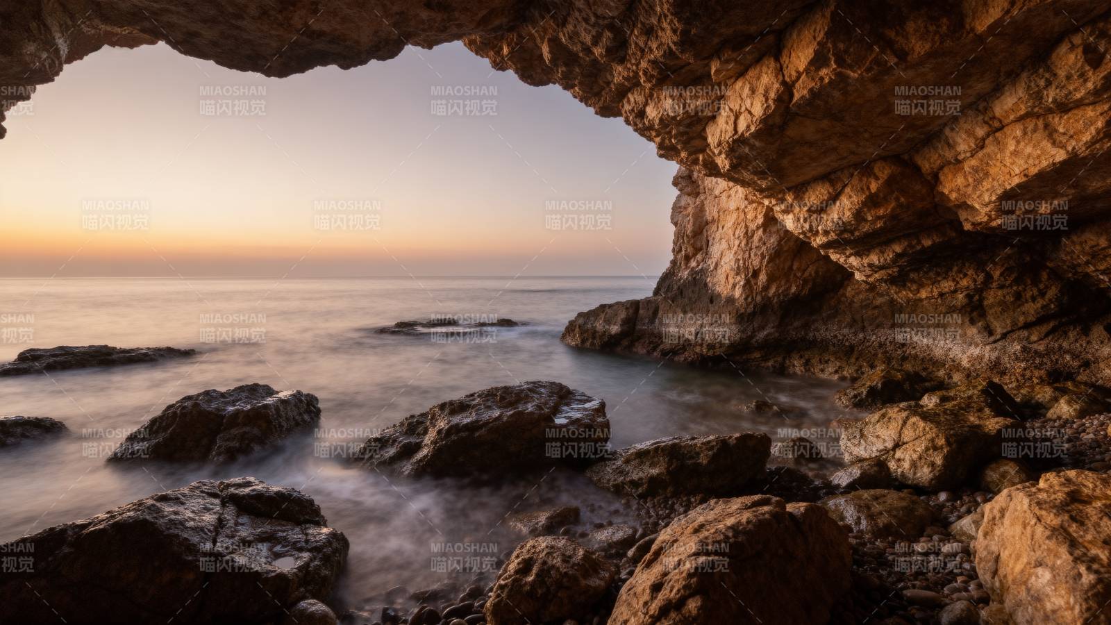 洞穴观海日出图片