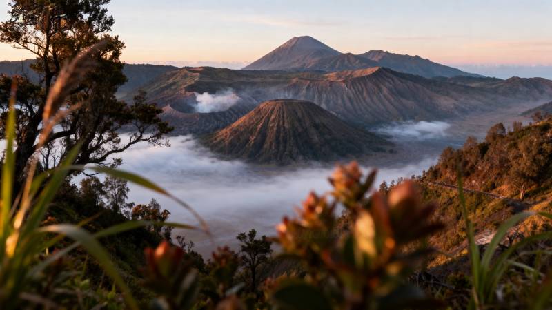 火山晨雾美景图片