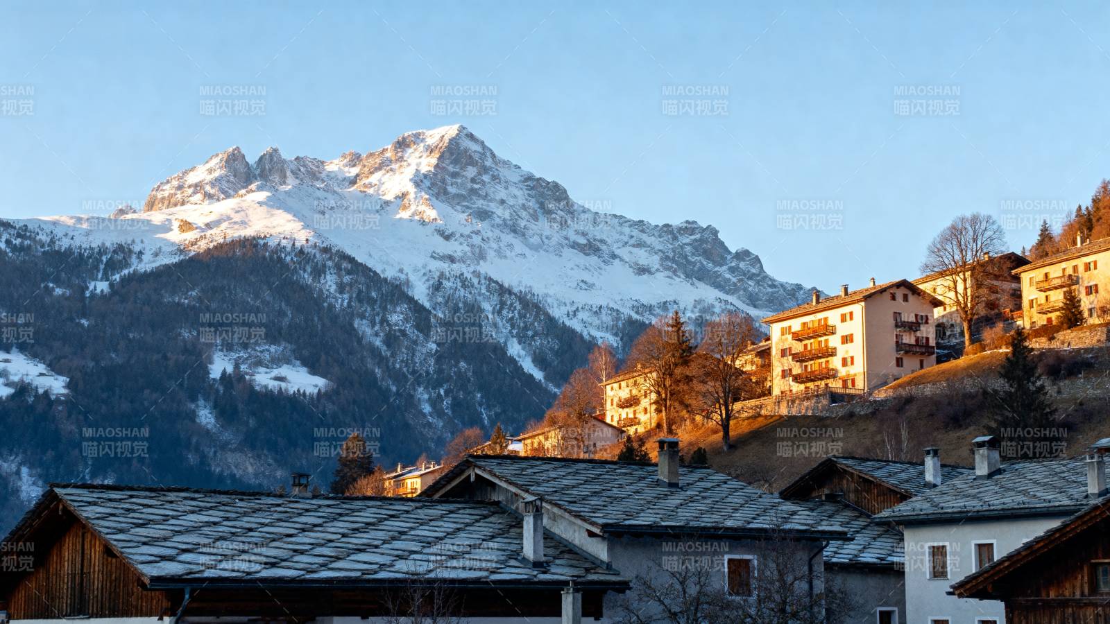雪山小镇晨景图片