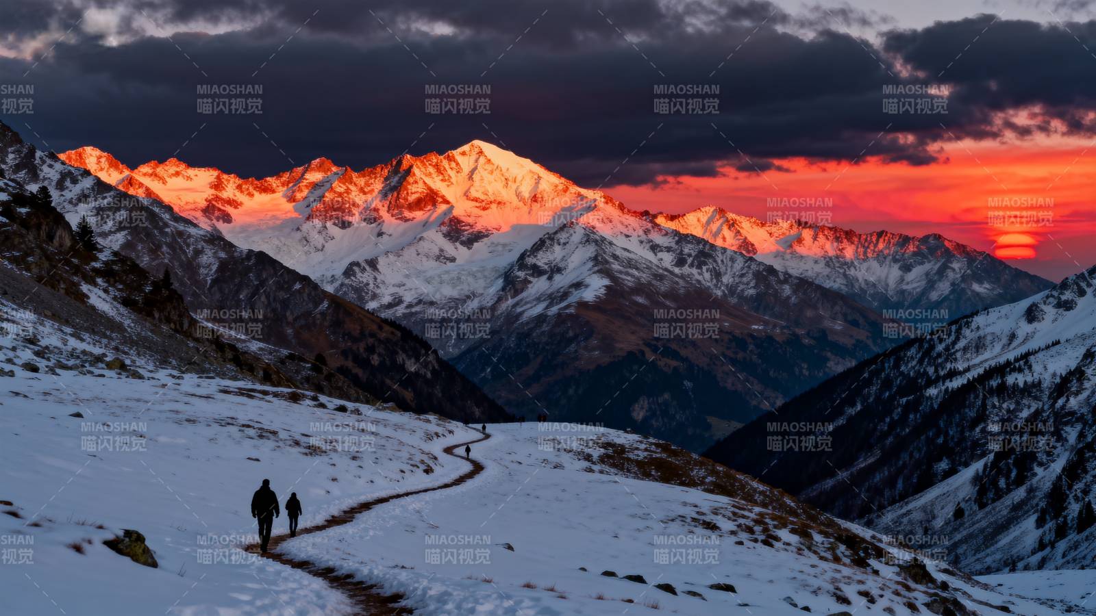雪山日落行者图片