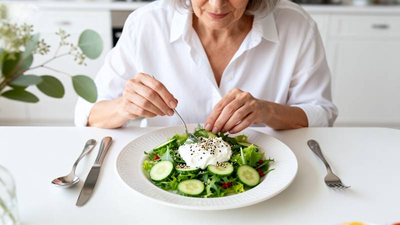 优雅享用健康沙拉图片