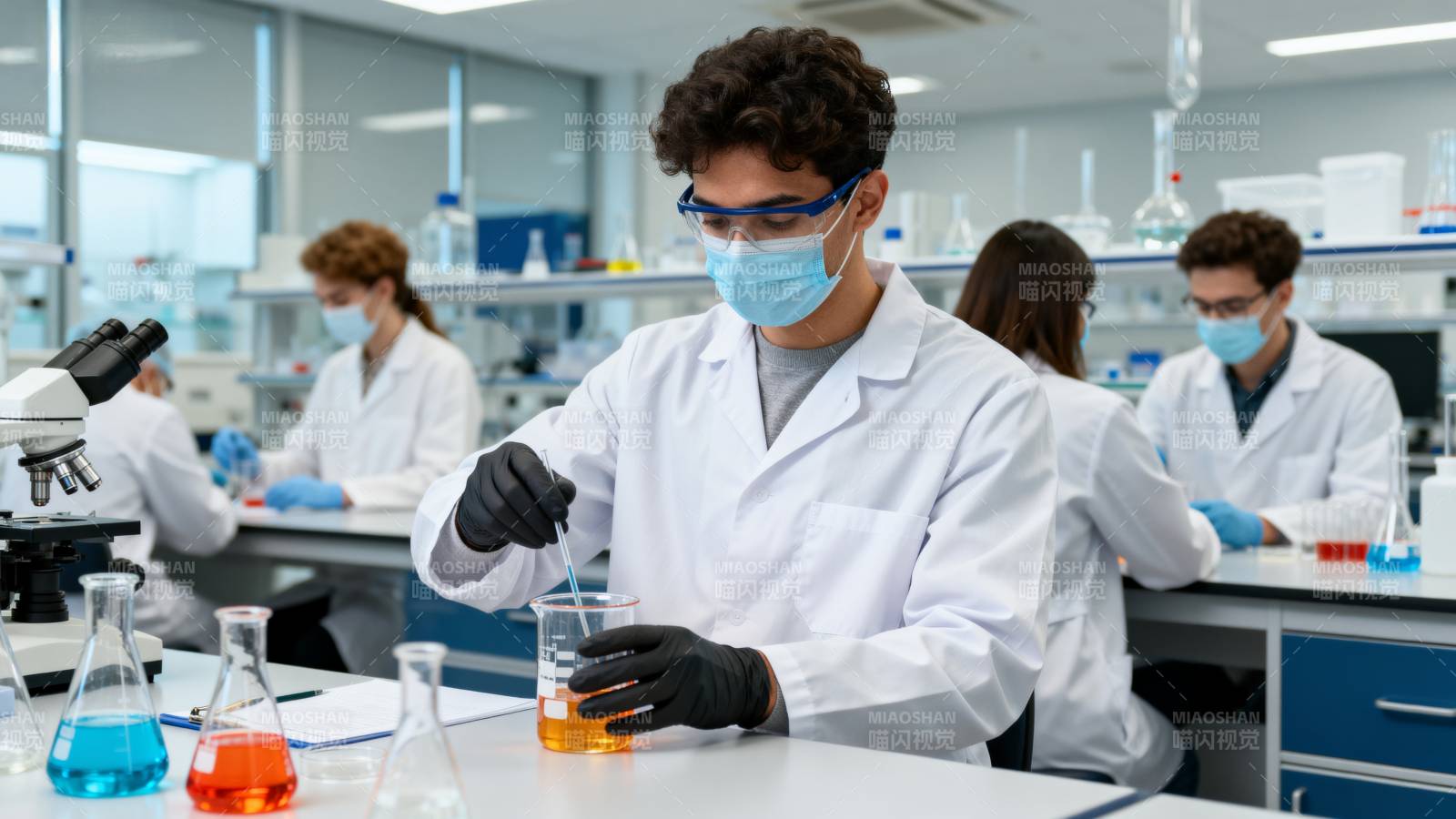 实验室科研人员工作图片