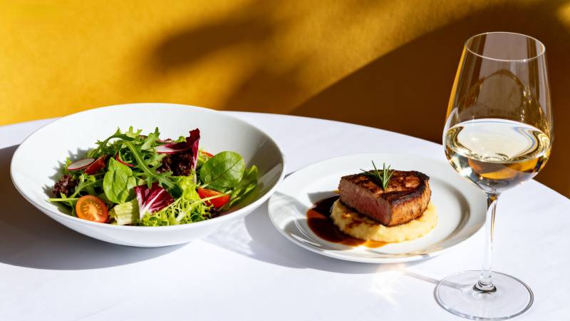 美食与美酒相伴图片