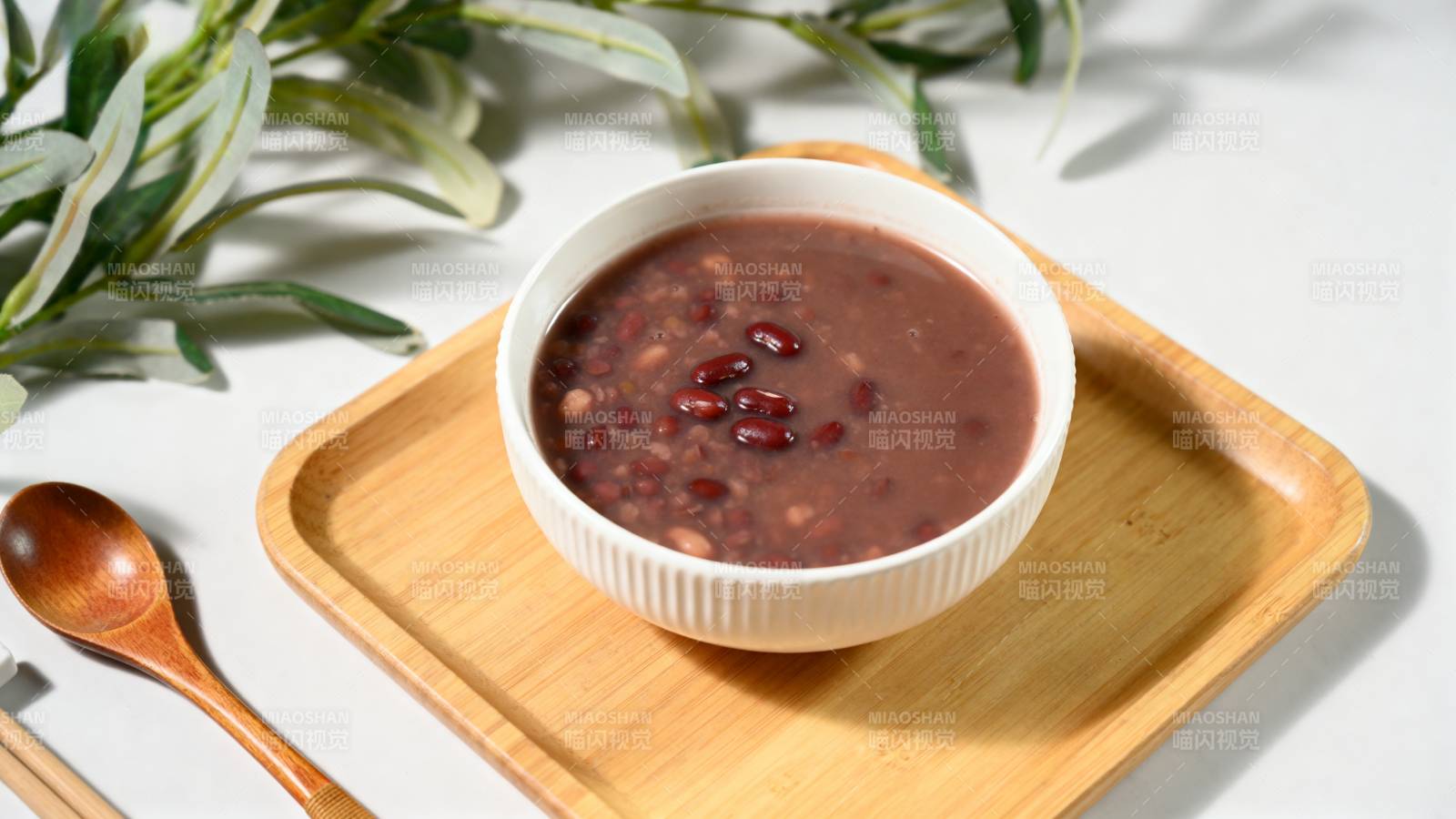 红豆粥配木勺图片