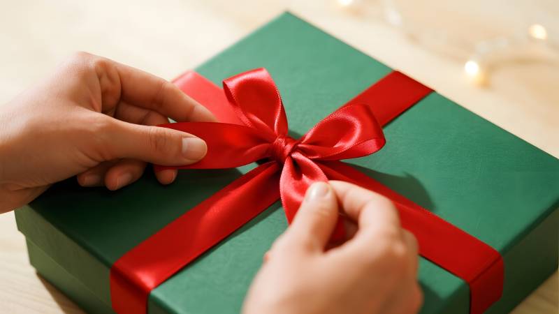 系红丝带的礼物盒图片