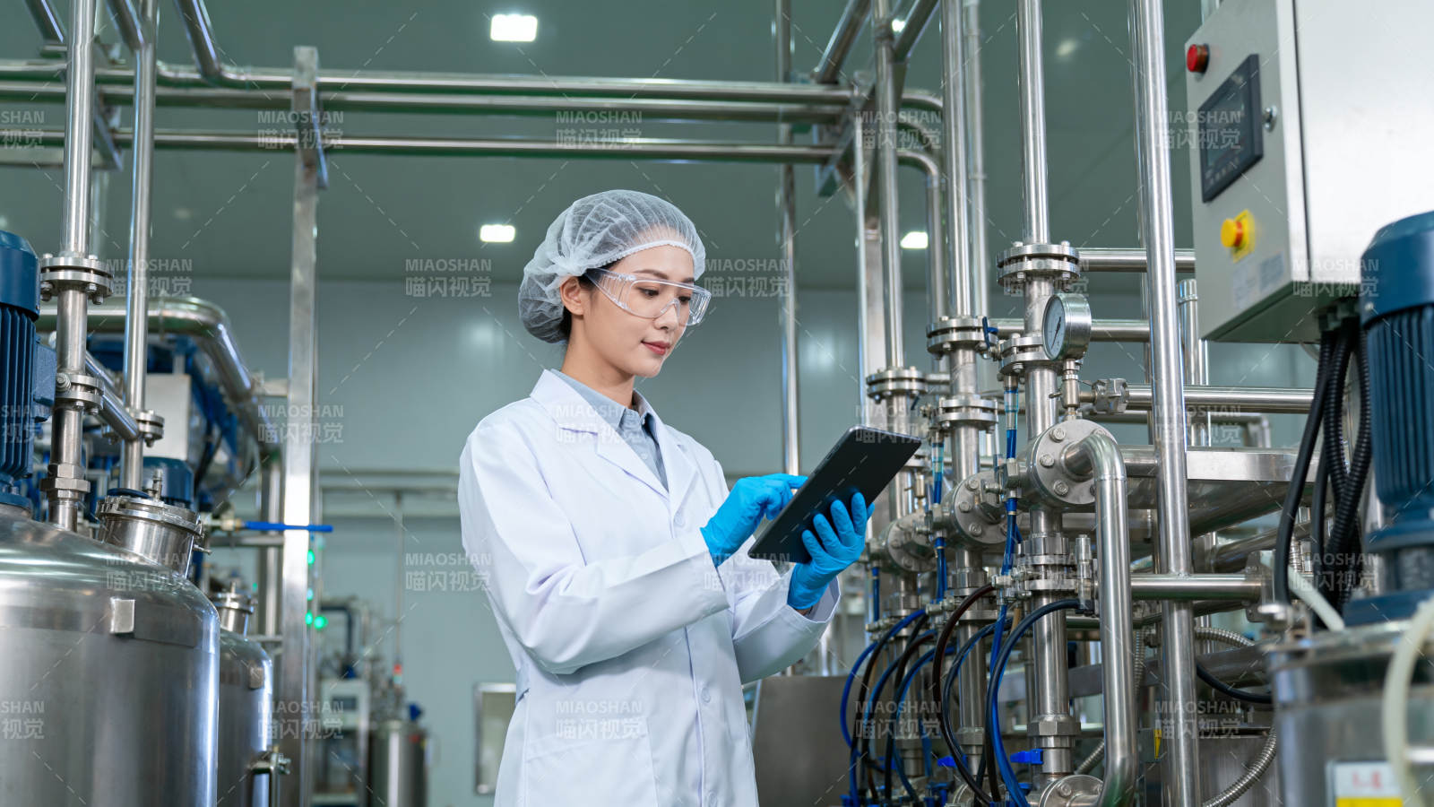 实验室科研人员工作图片