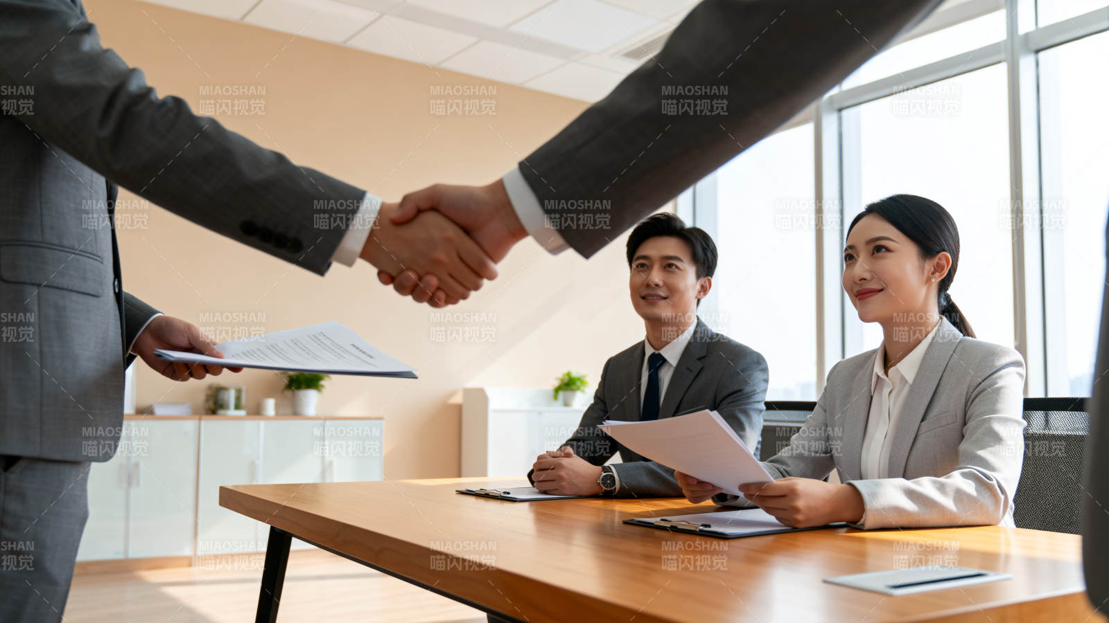 商务握手签约现场图片
