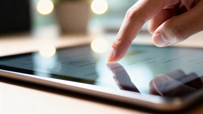 指尖轻触平板屏幕图片