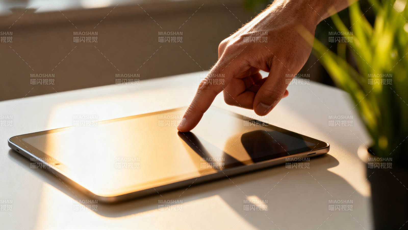 手指轻触平板屏幕图片