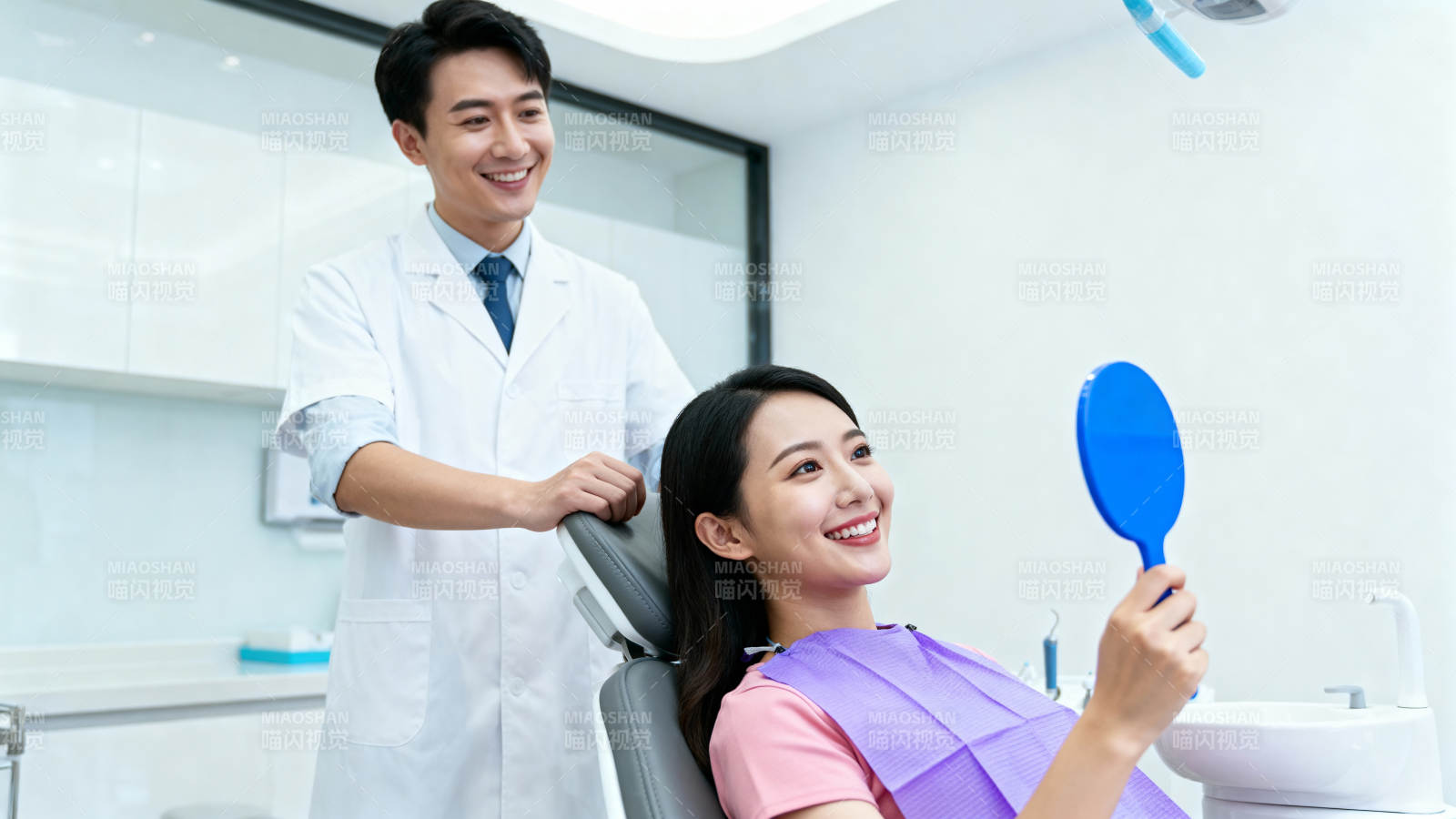 牙医微笑服务患者图片