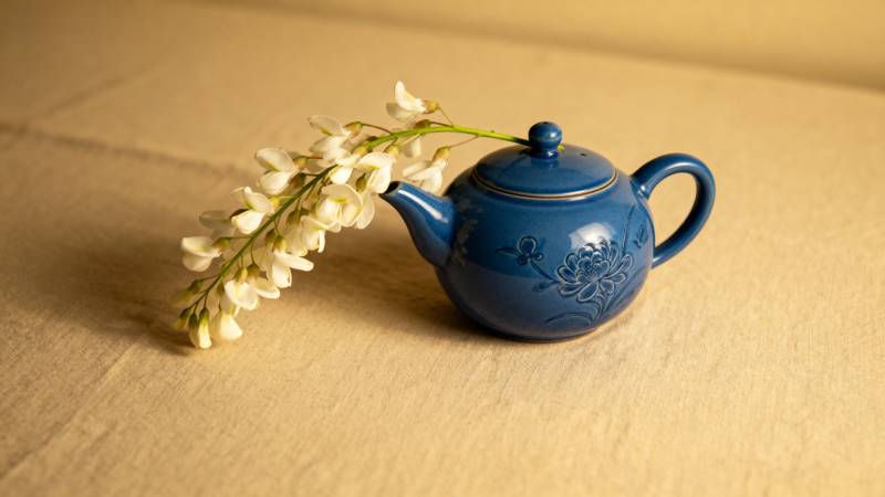 蓝壶白花静谧时光图片