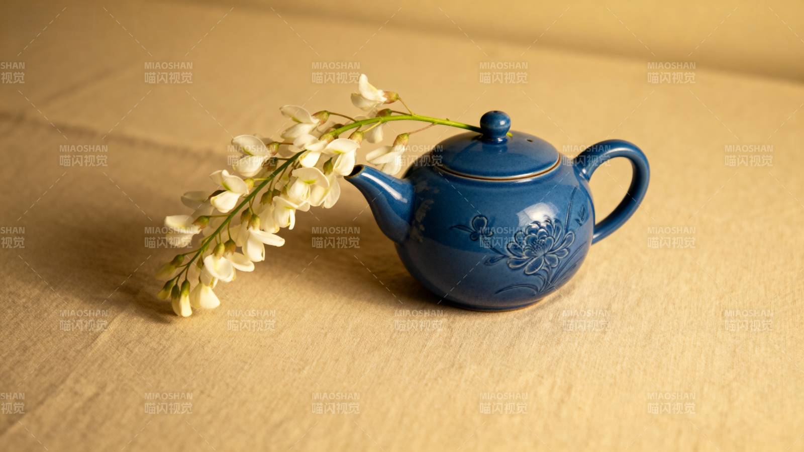 蓝壶白花静谧时光图片