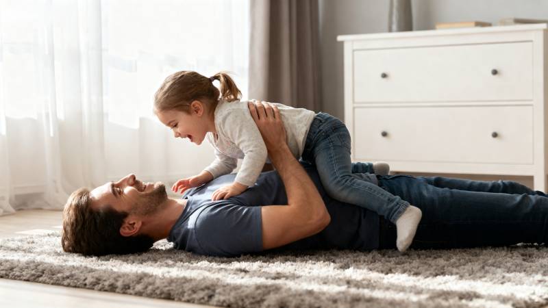 父女嬉戏温馨时刻图片