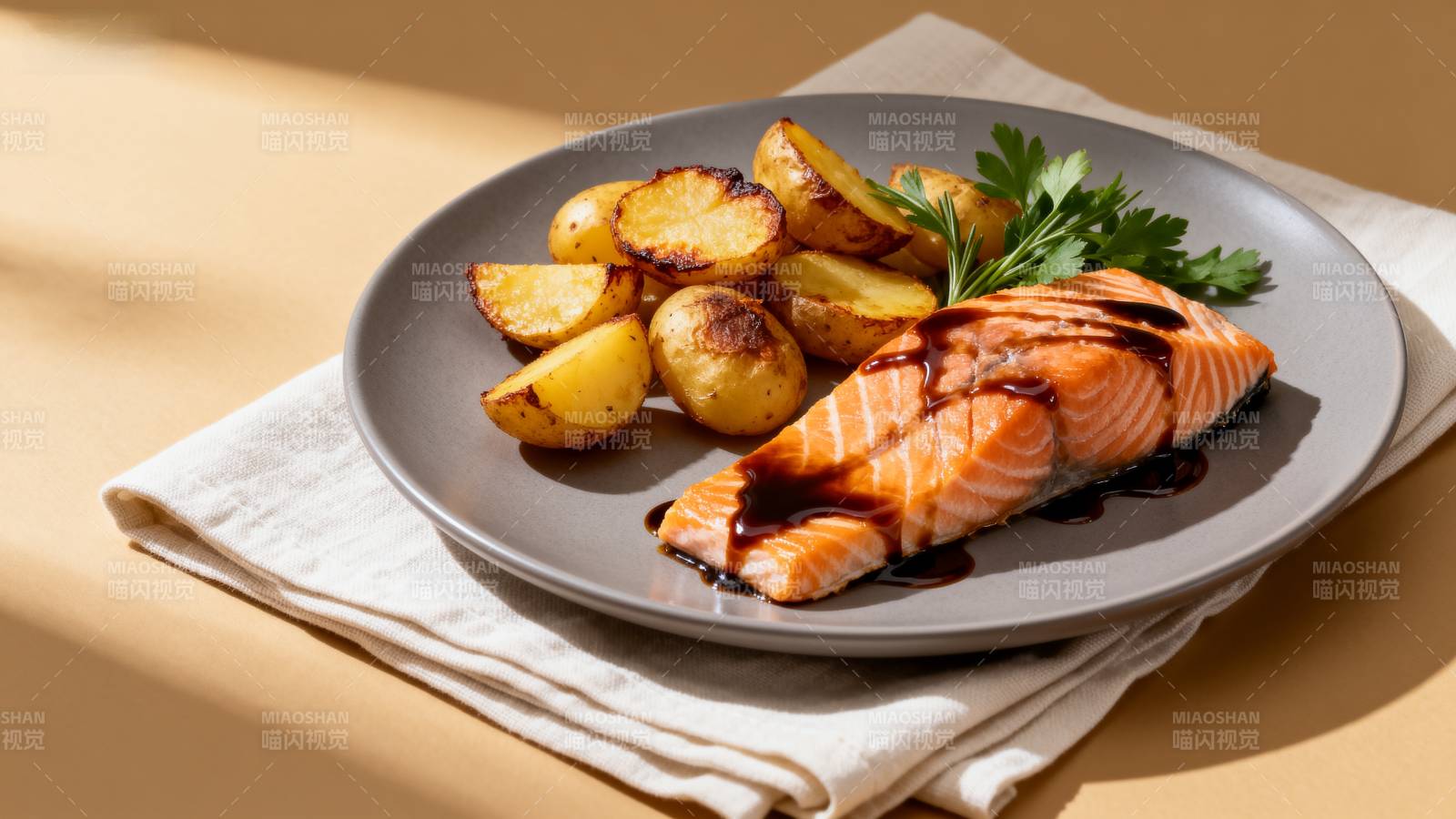 香煎三文鱼配烤薯图片