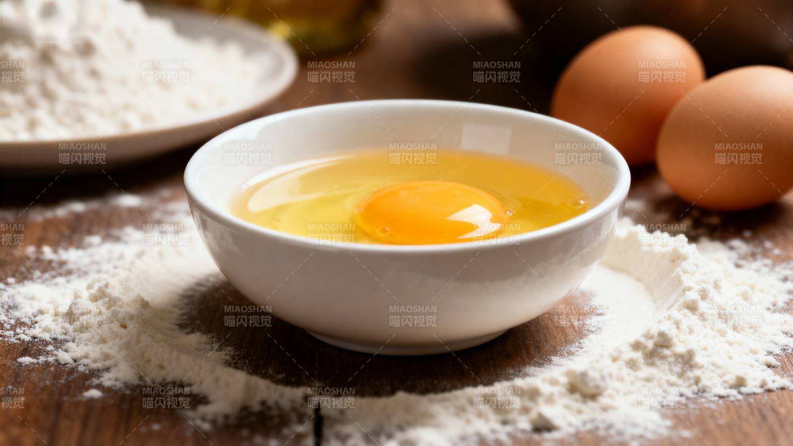 鸡蛋与面粉准备中图片