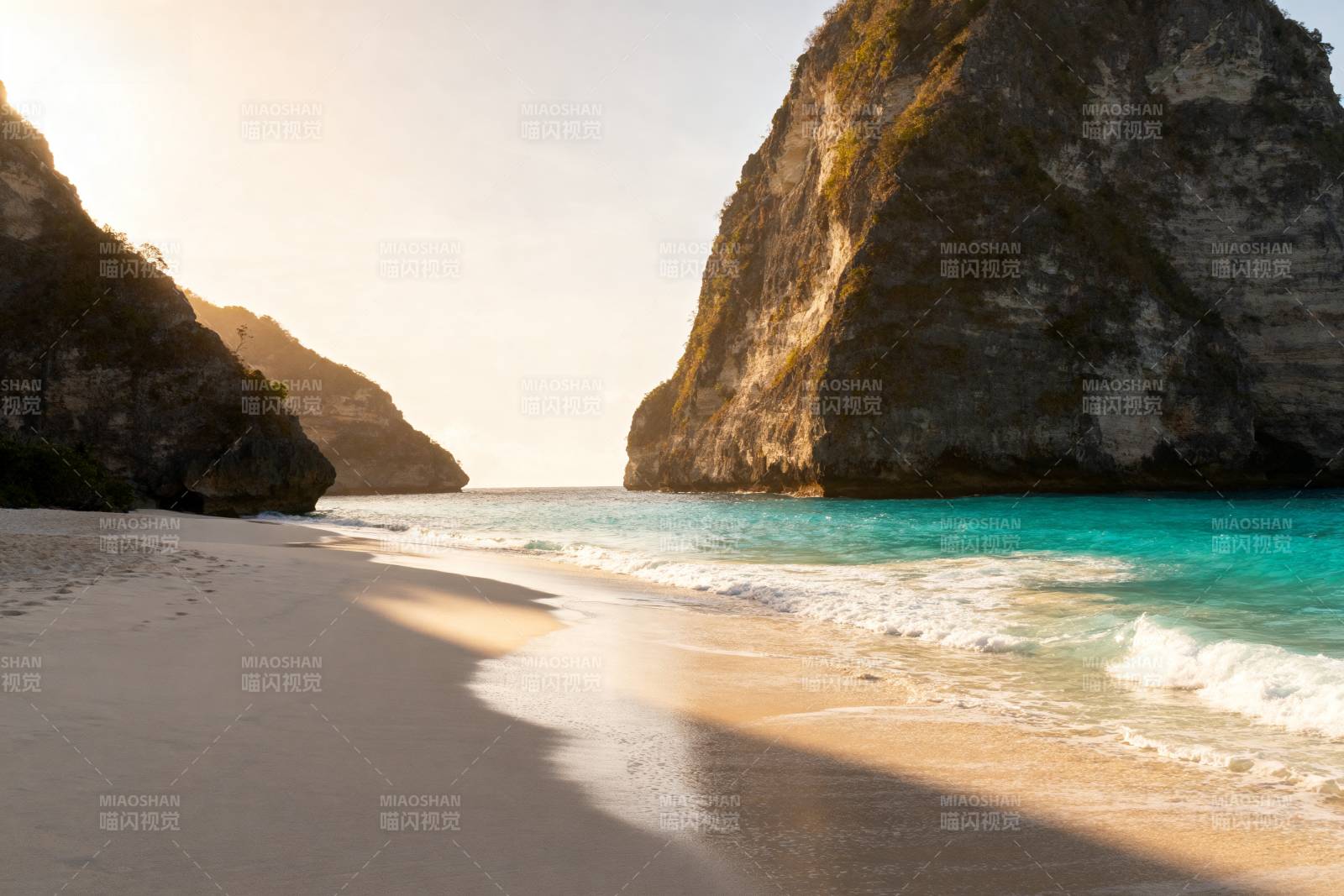 碧海白沙 山崖环抱图片