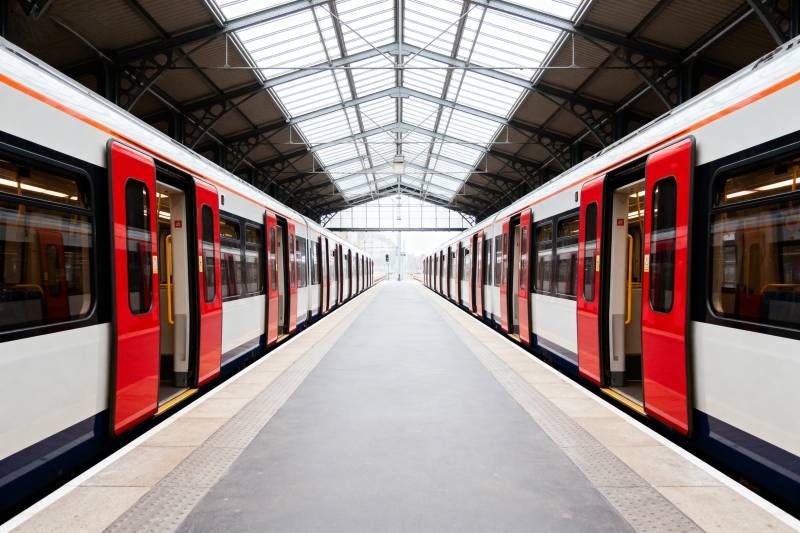 地铁站台对称列车图片