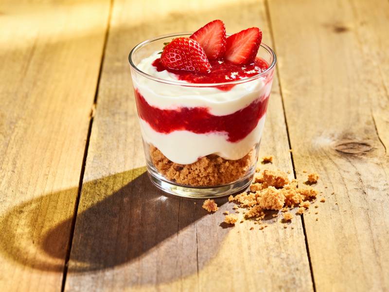 草莓酸奶杯图片