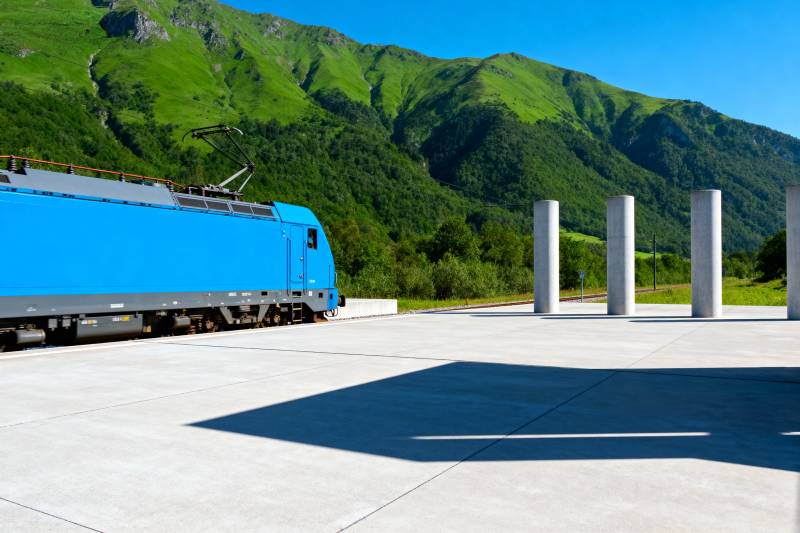 蓝火车停靠山景站图片