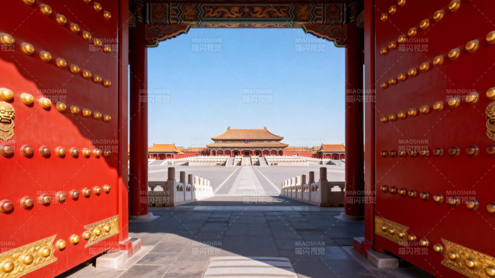故宫红门映金殿图片