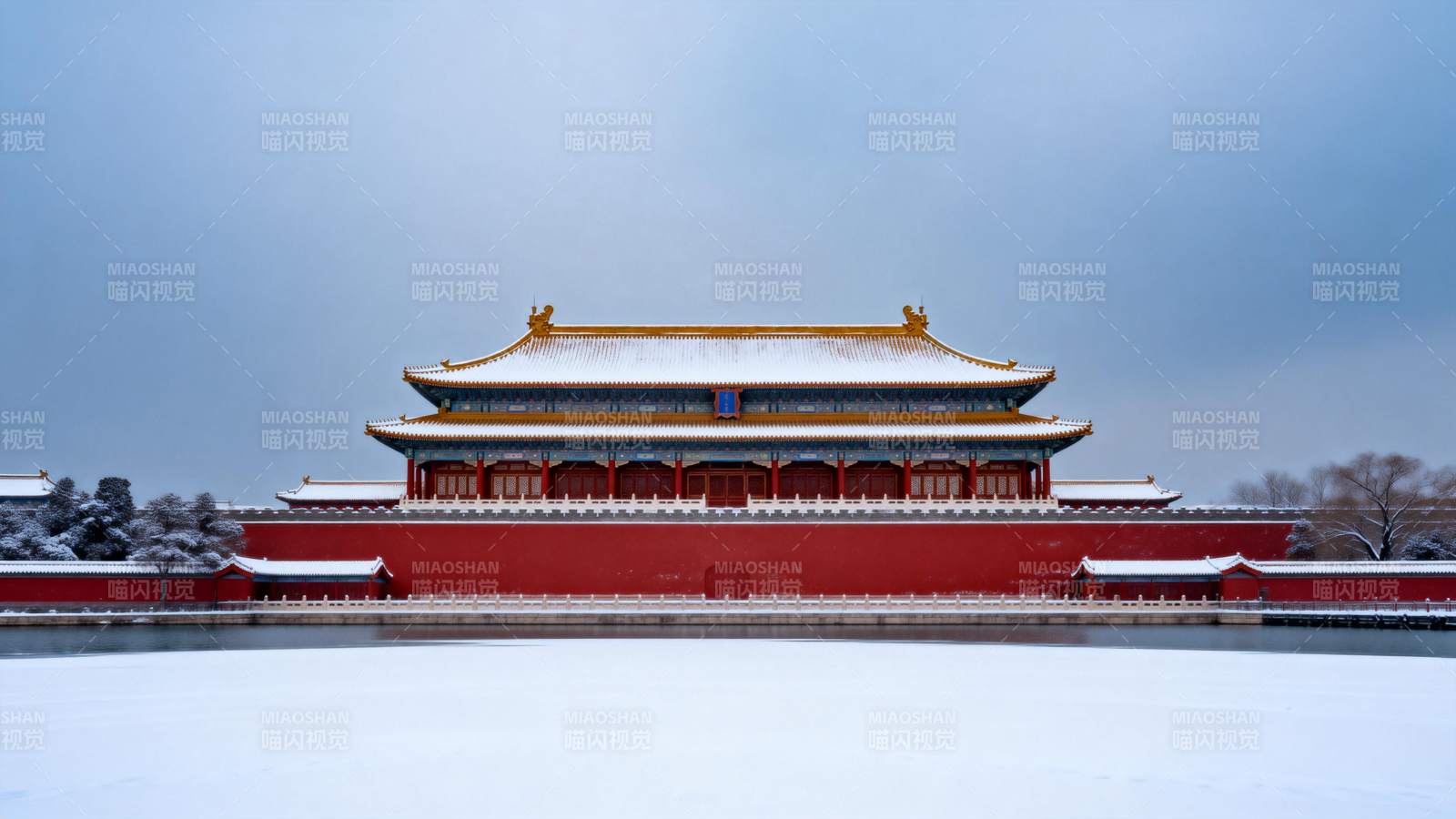 雪中故宫金顶红墙图片