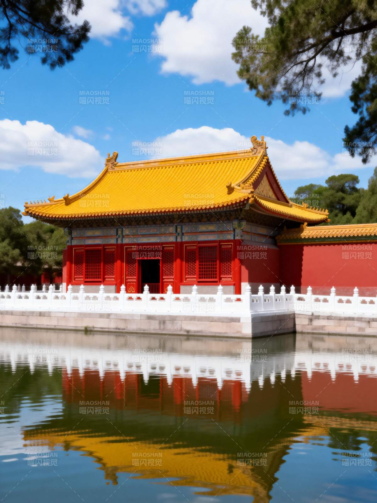 金顶红墙映碧水图片