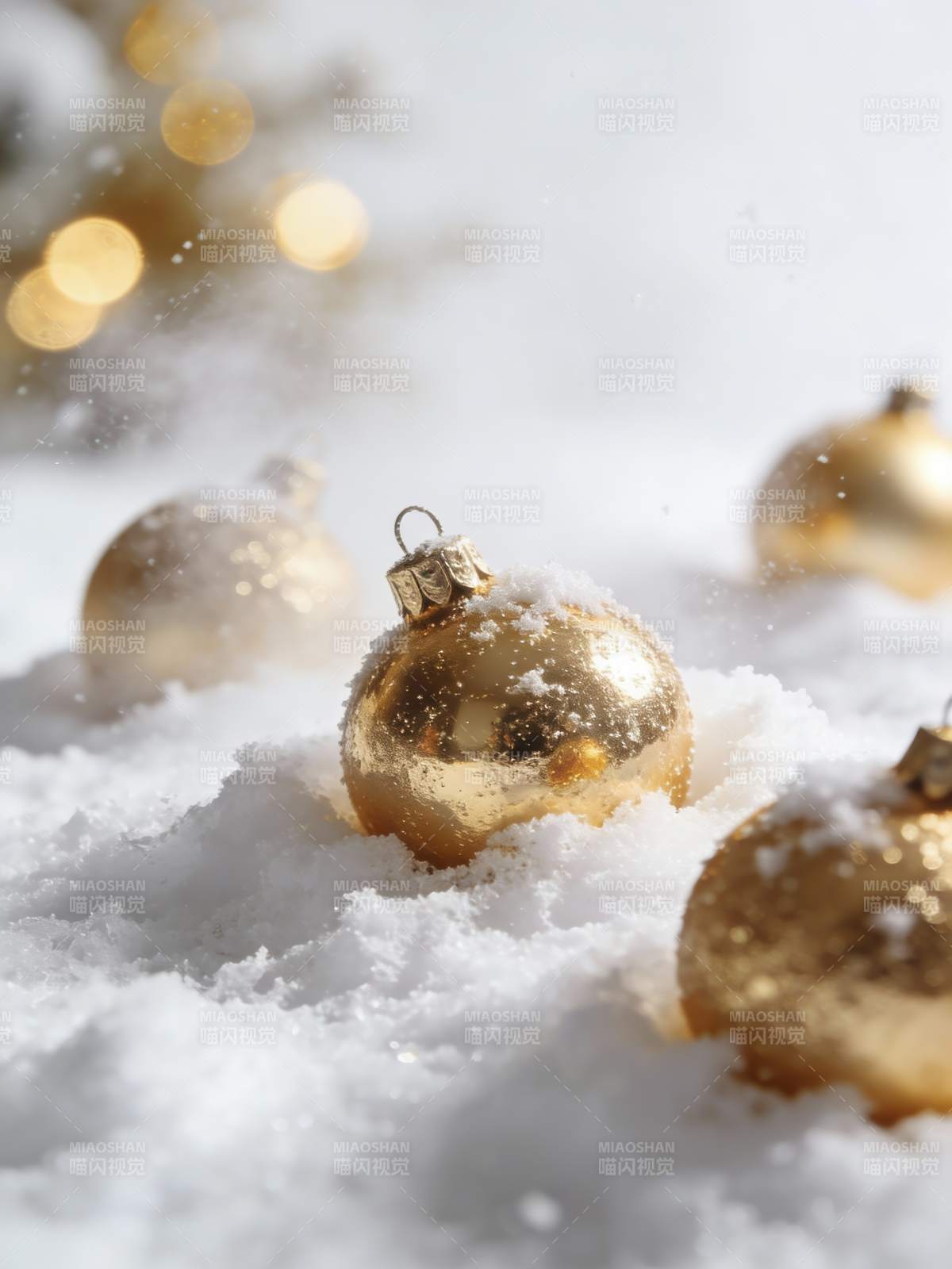 雪中金球 圣诞氛围图片