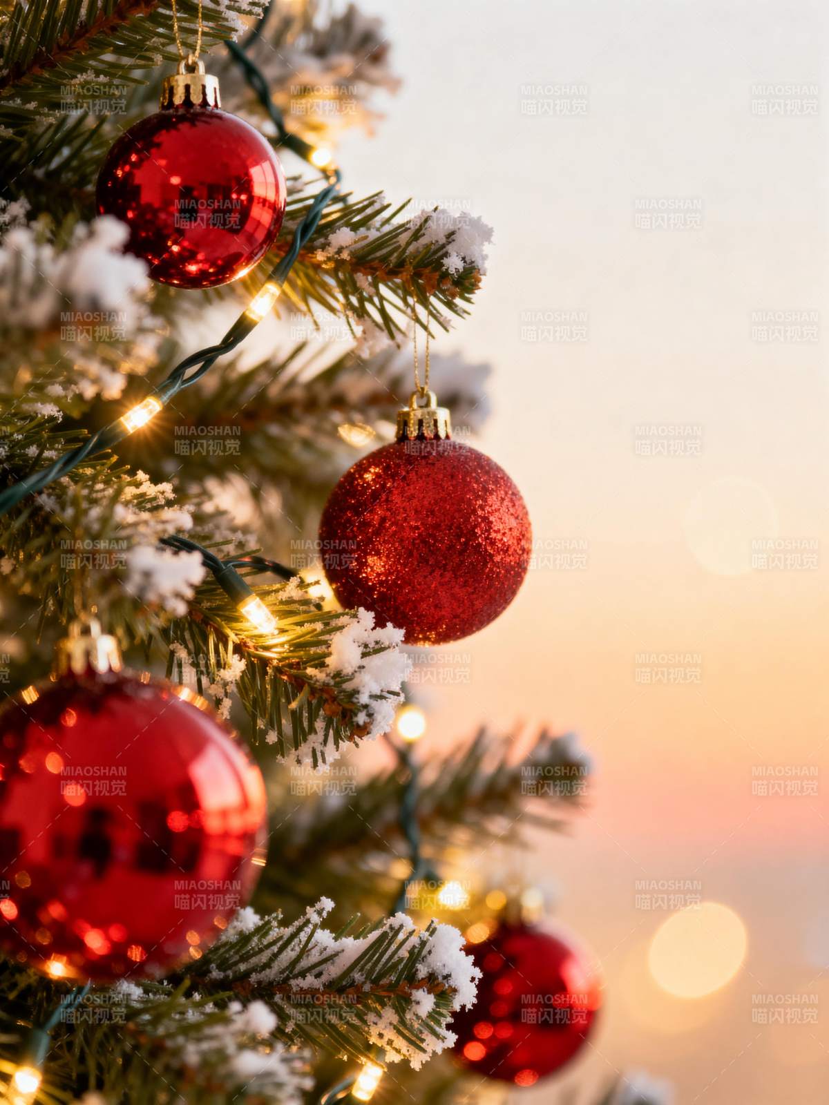 圣诞树上的红球装饰图片