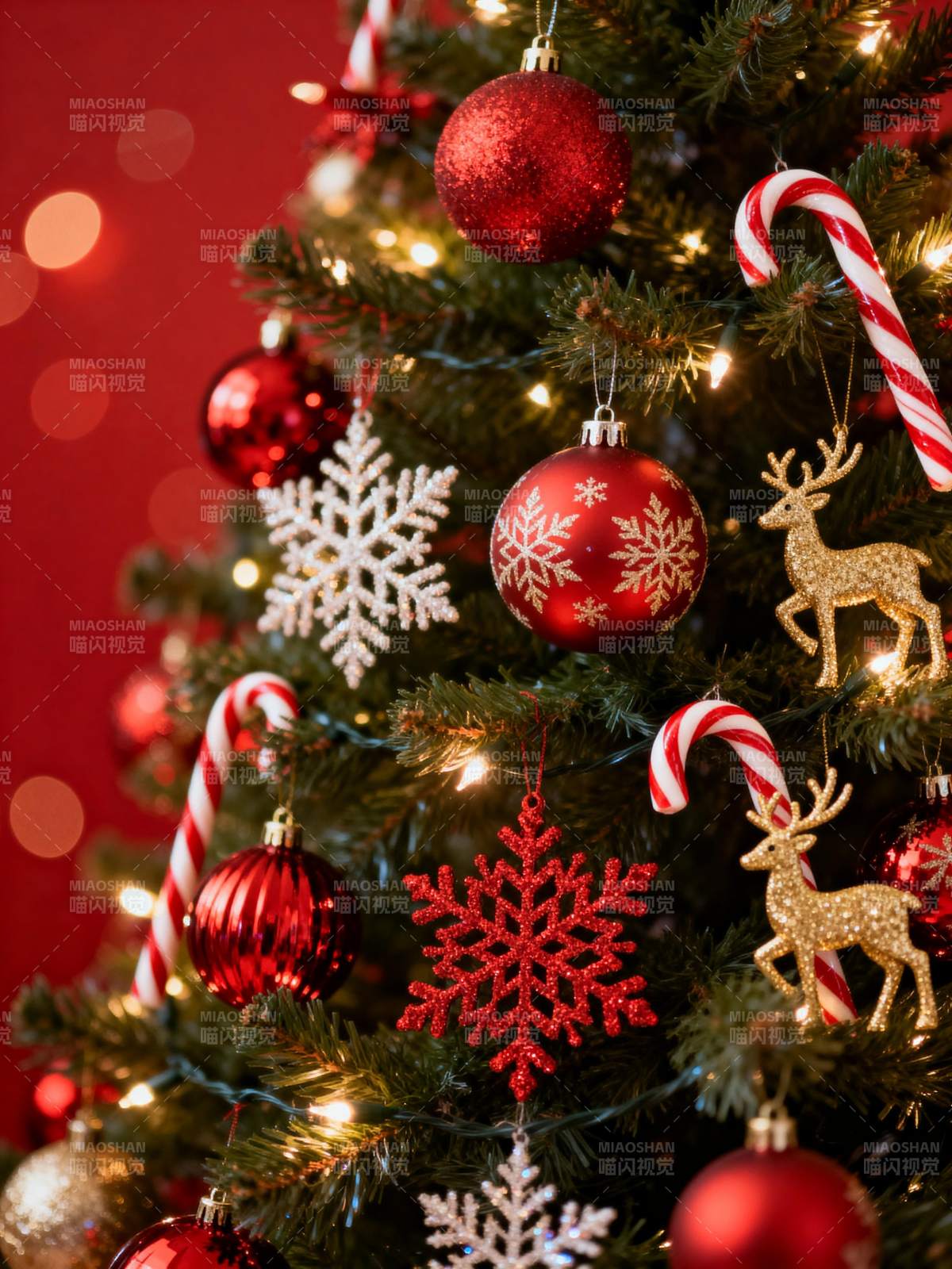 圣诞树上的节日装饰图片