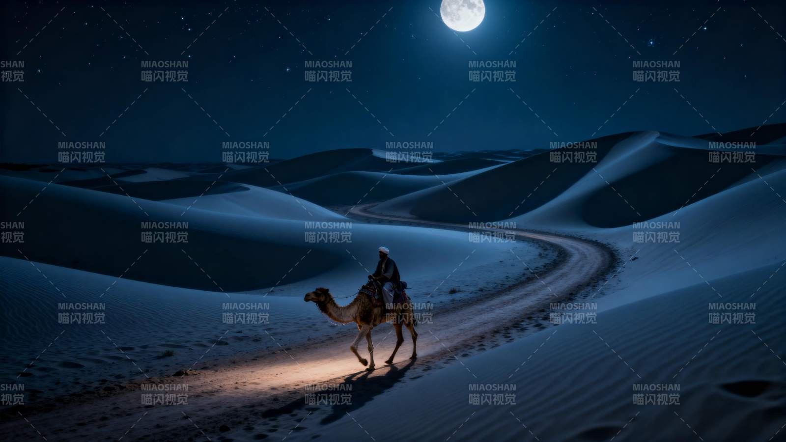 月夜沙漠驼影图片