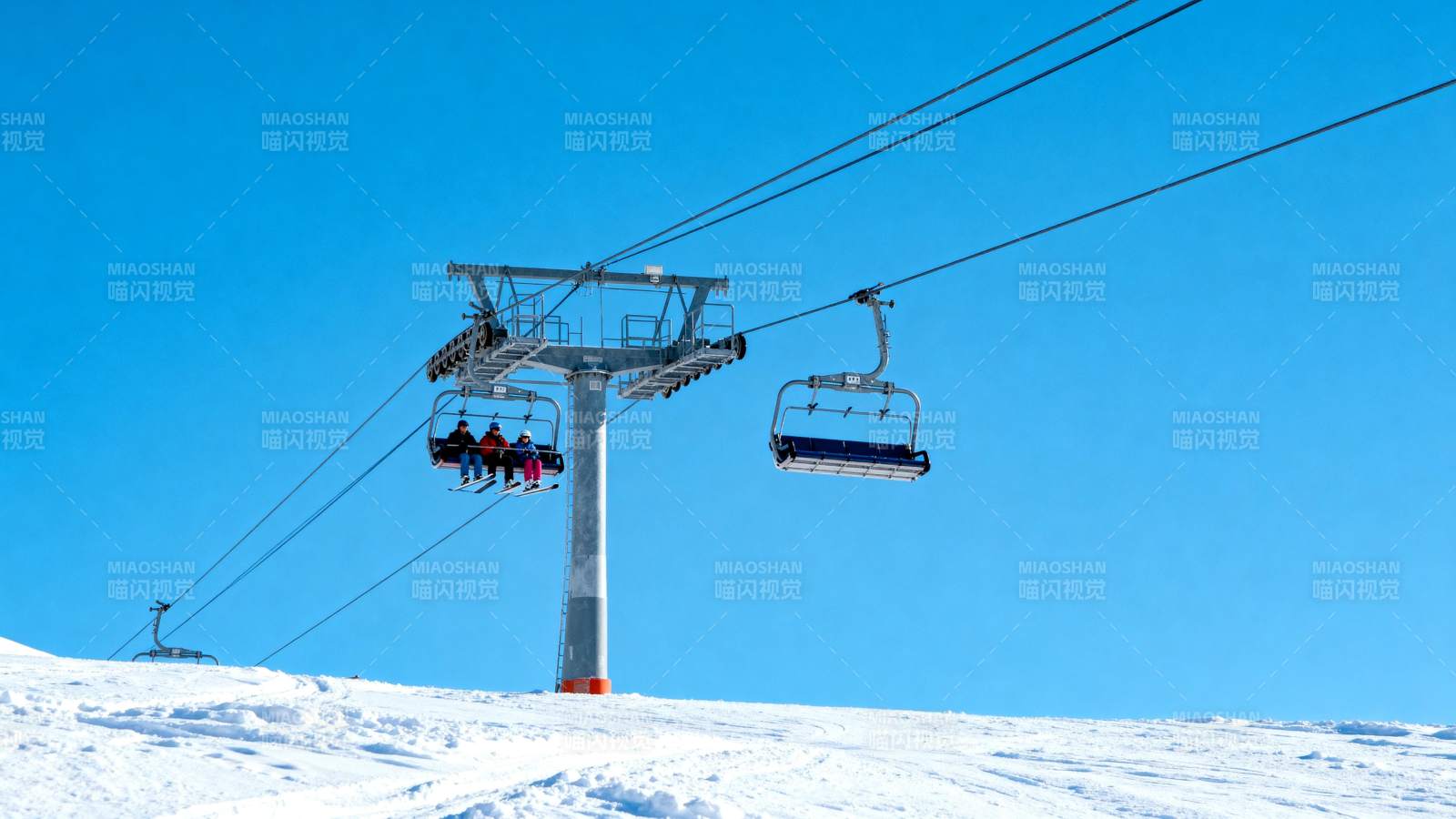 雪场缆车蓝天美景图片