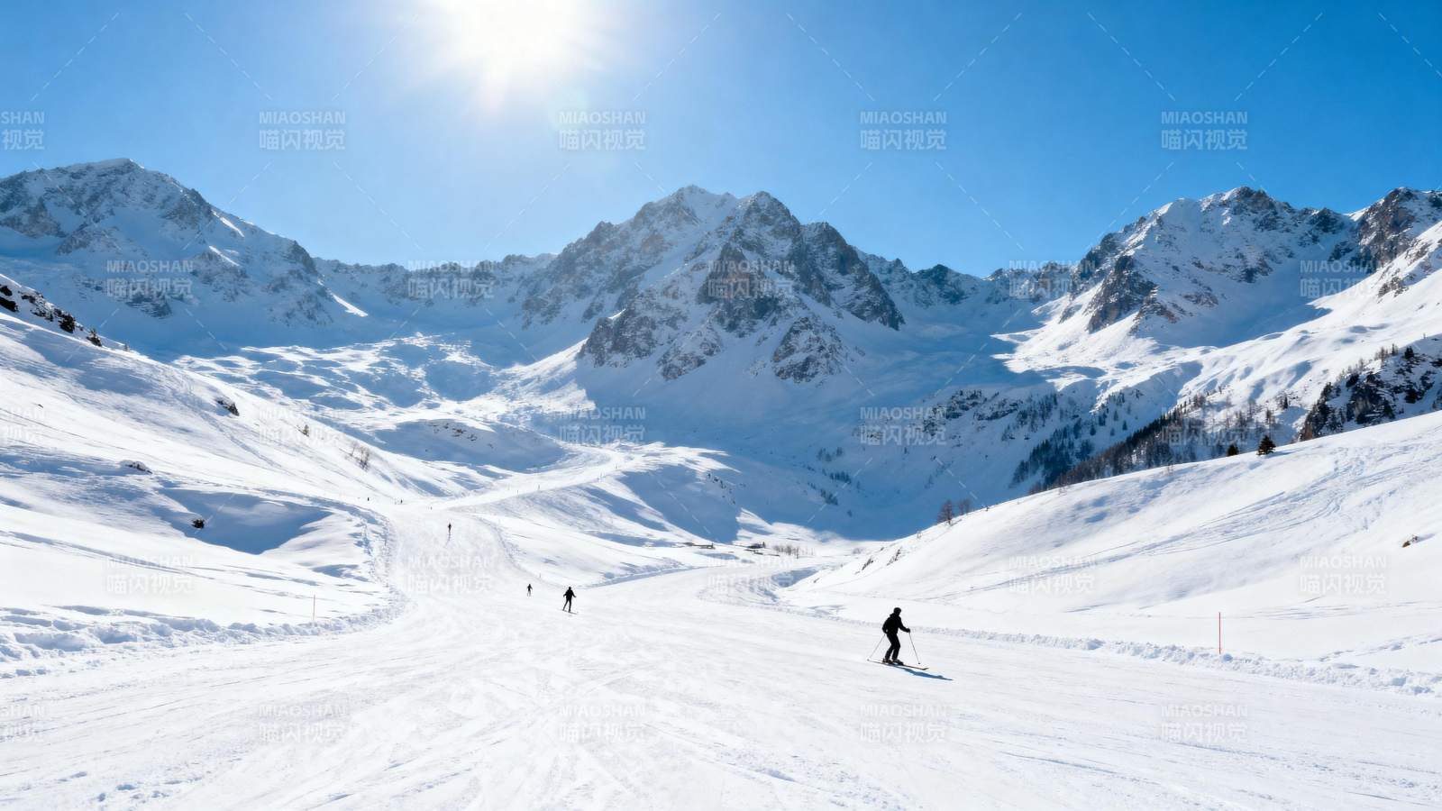 雪山滑雪风光图片