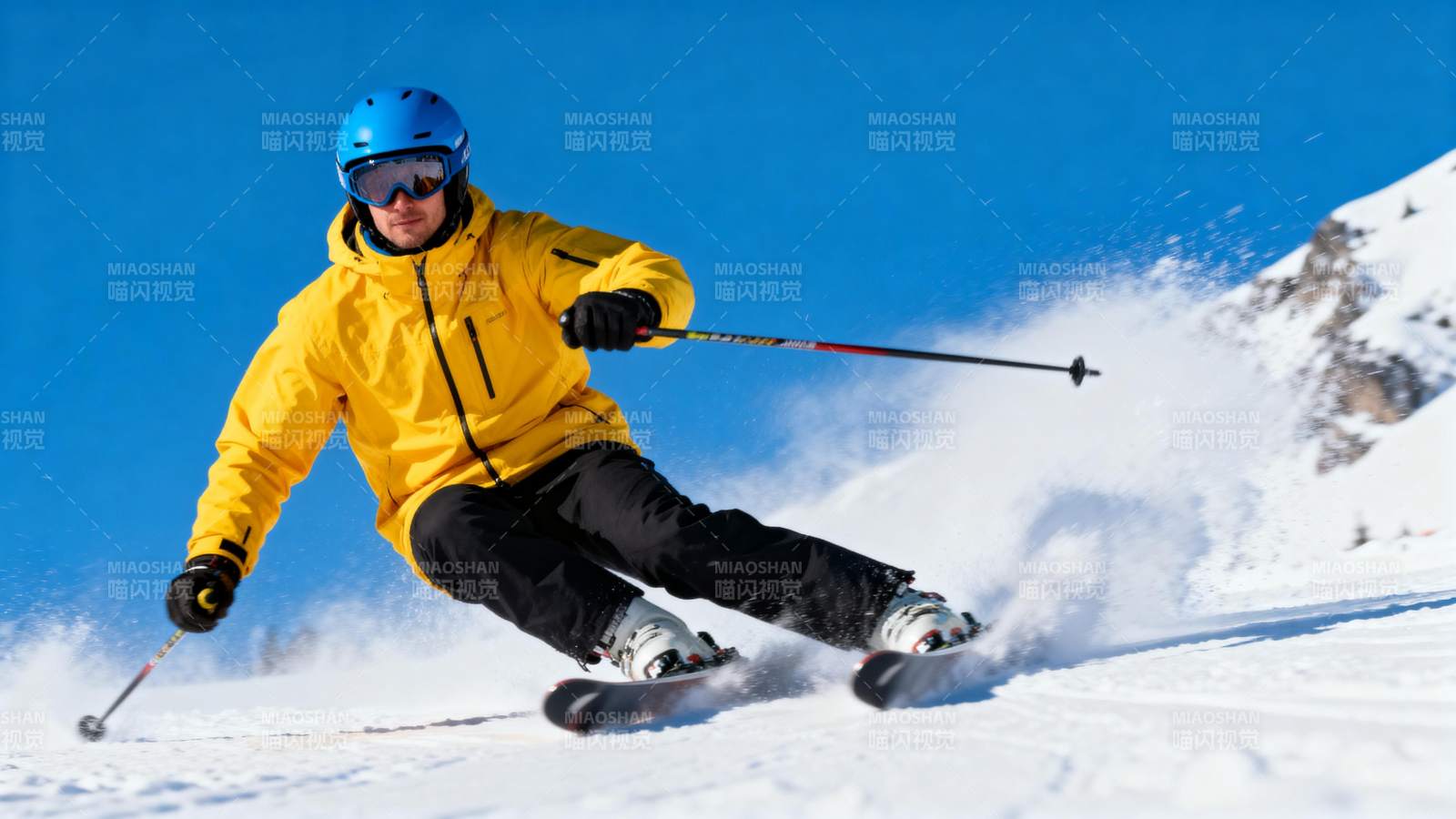 滑雪者疾驰雪坡图片