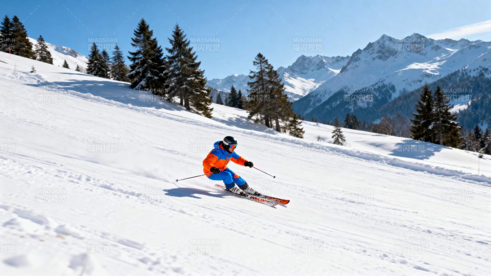 雪山滑雪者疾驰而下图片