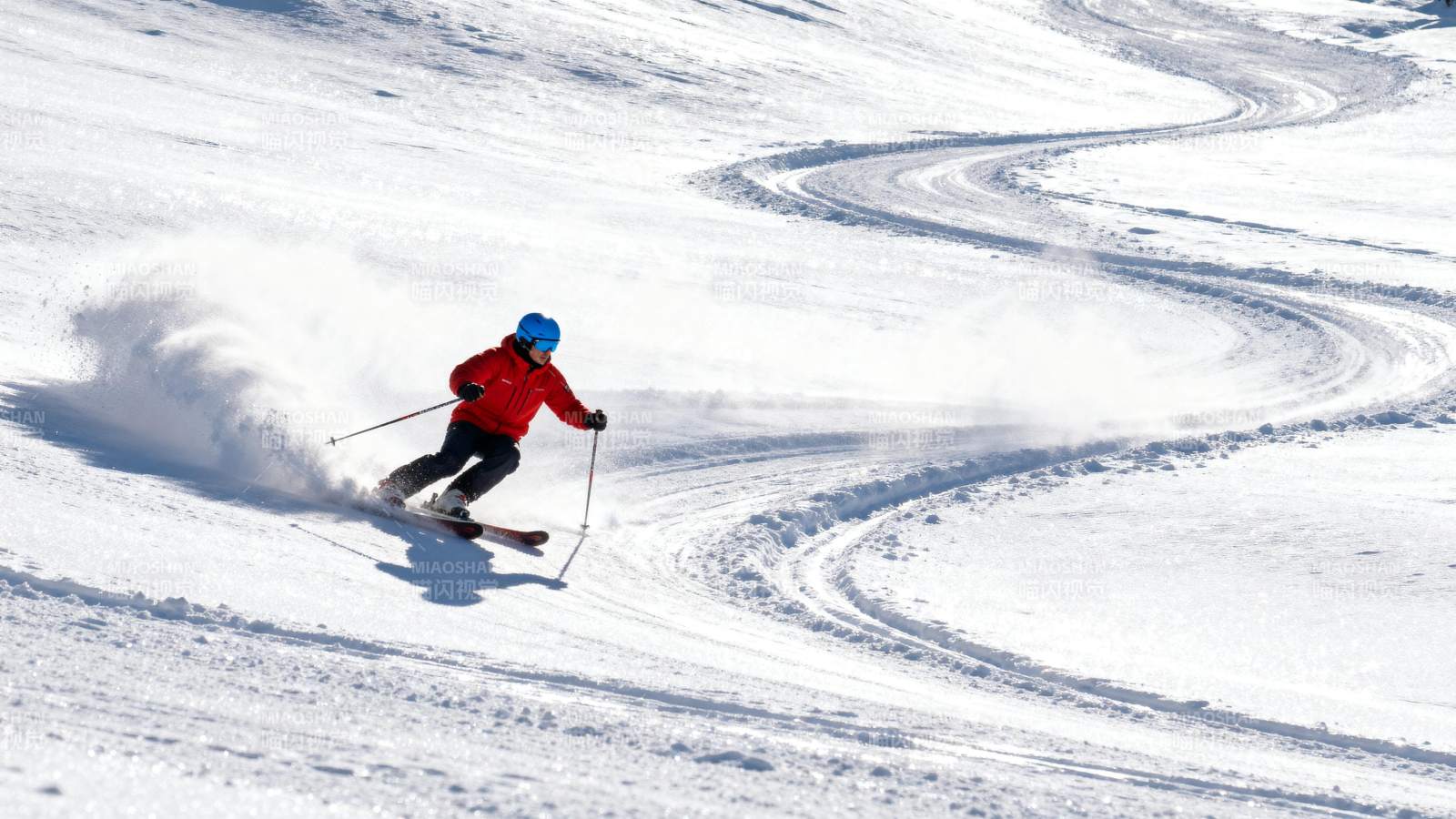 滑雪者疾驰雪道图片