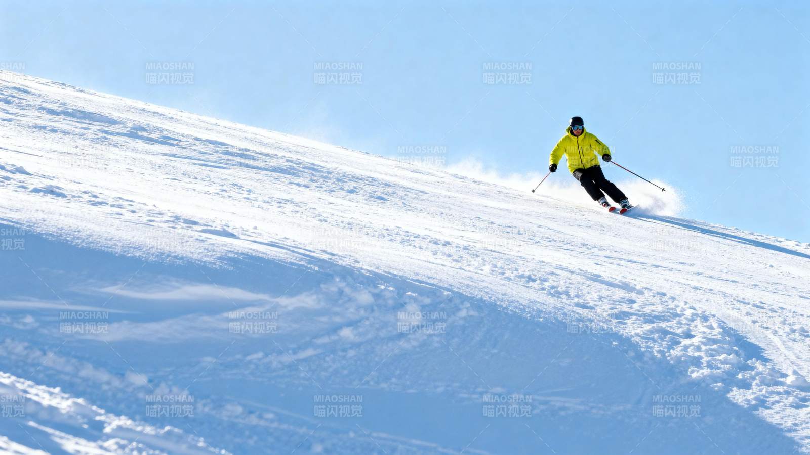 滑雪者在雪坡上疾驰图片