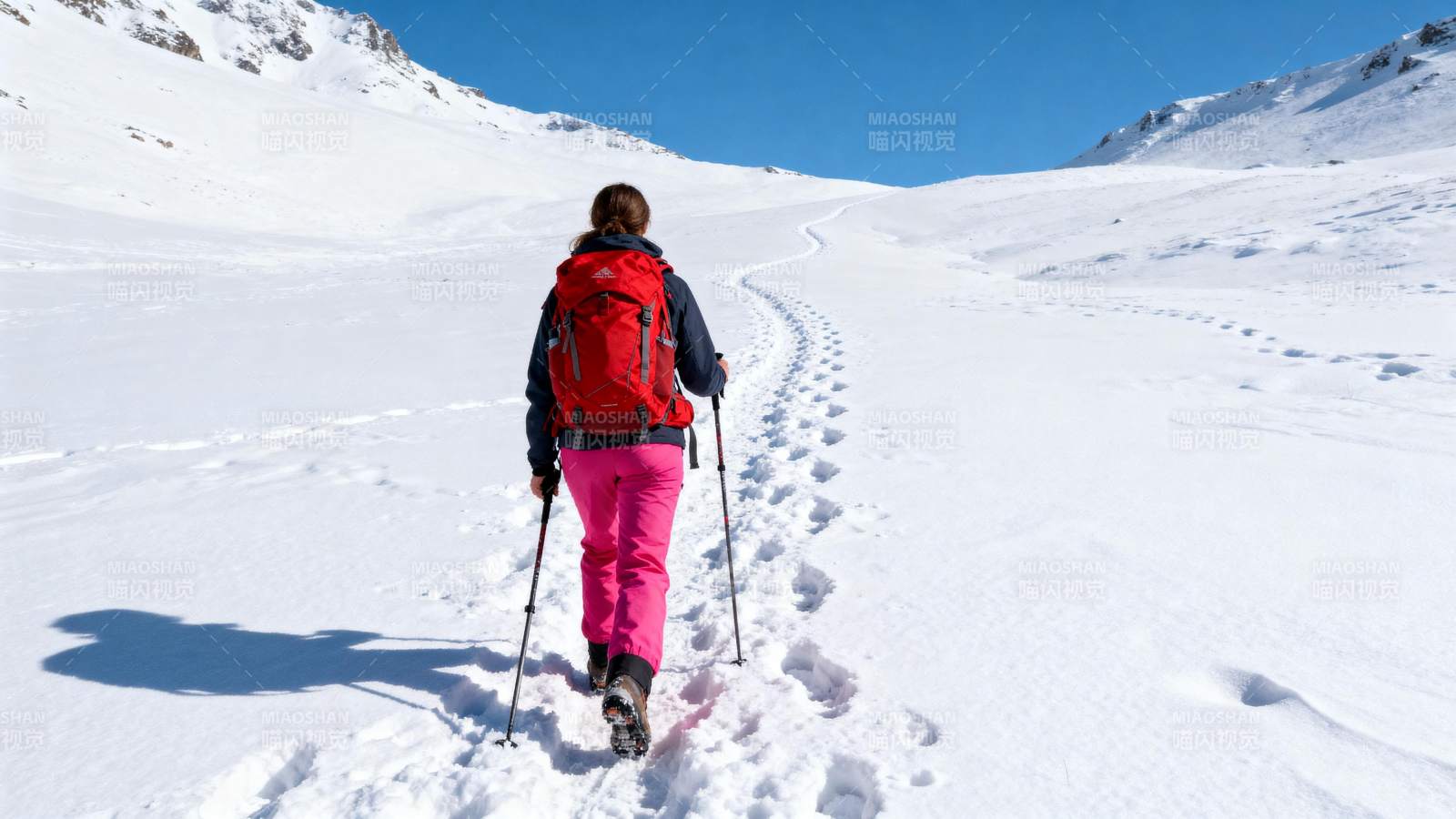 雪地徒步前行图片
