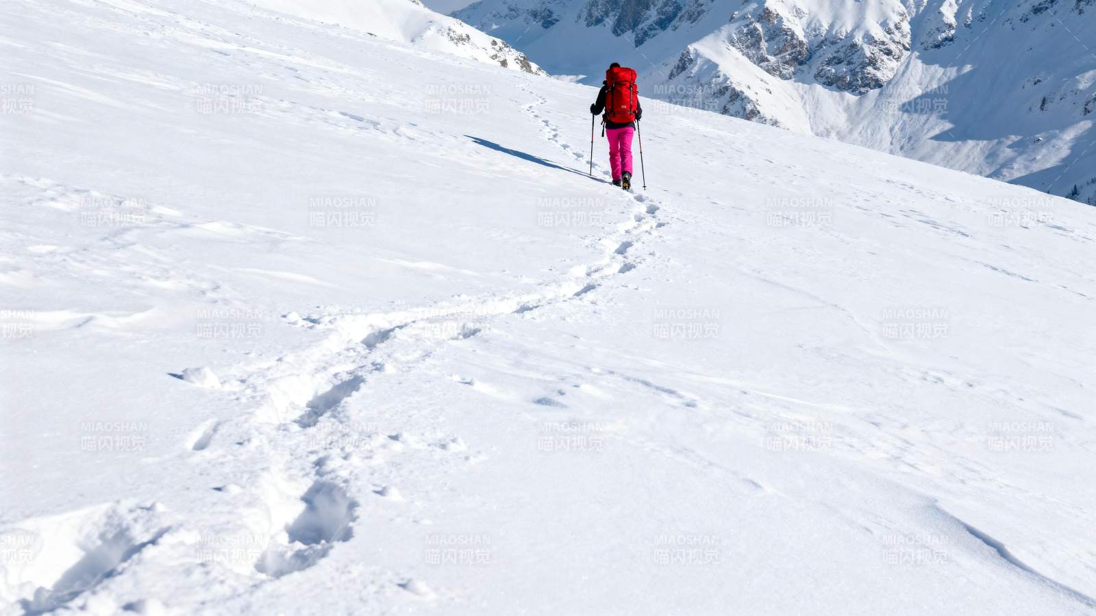 雪地徒步前行图片