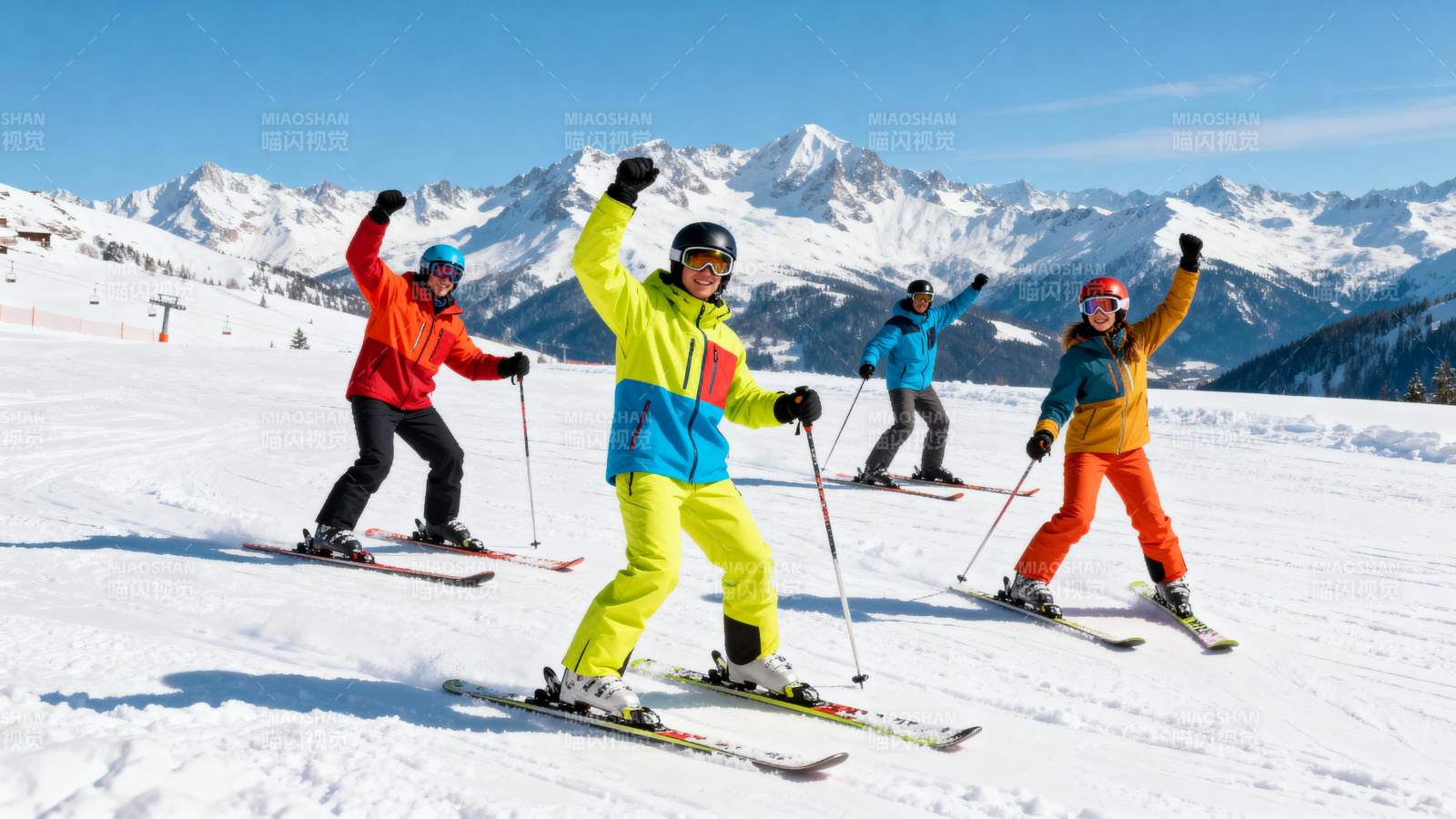 滑雪者在雪山欢庆图片